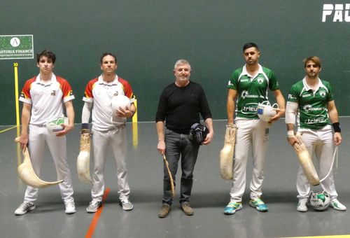 Les deux équipes à la présentation.