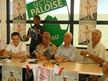JM Olharan détaillant la Pau cup que Gérard Pierrou a présenté en présence d'E. Saubatte, C. Ferrato, Ch. Loustaudine G 
