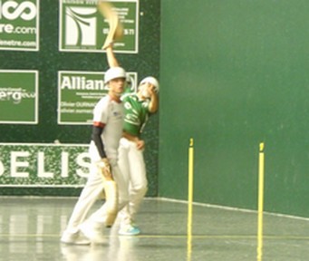 Jérôme Portet relance du fond devant Oyhenard.