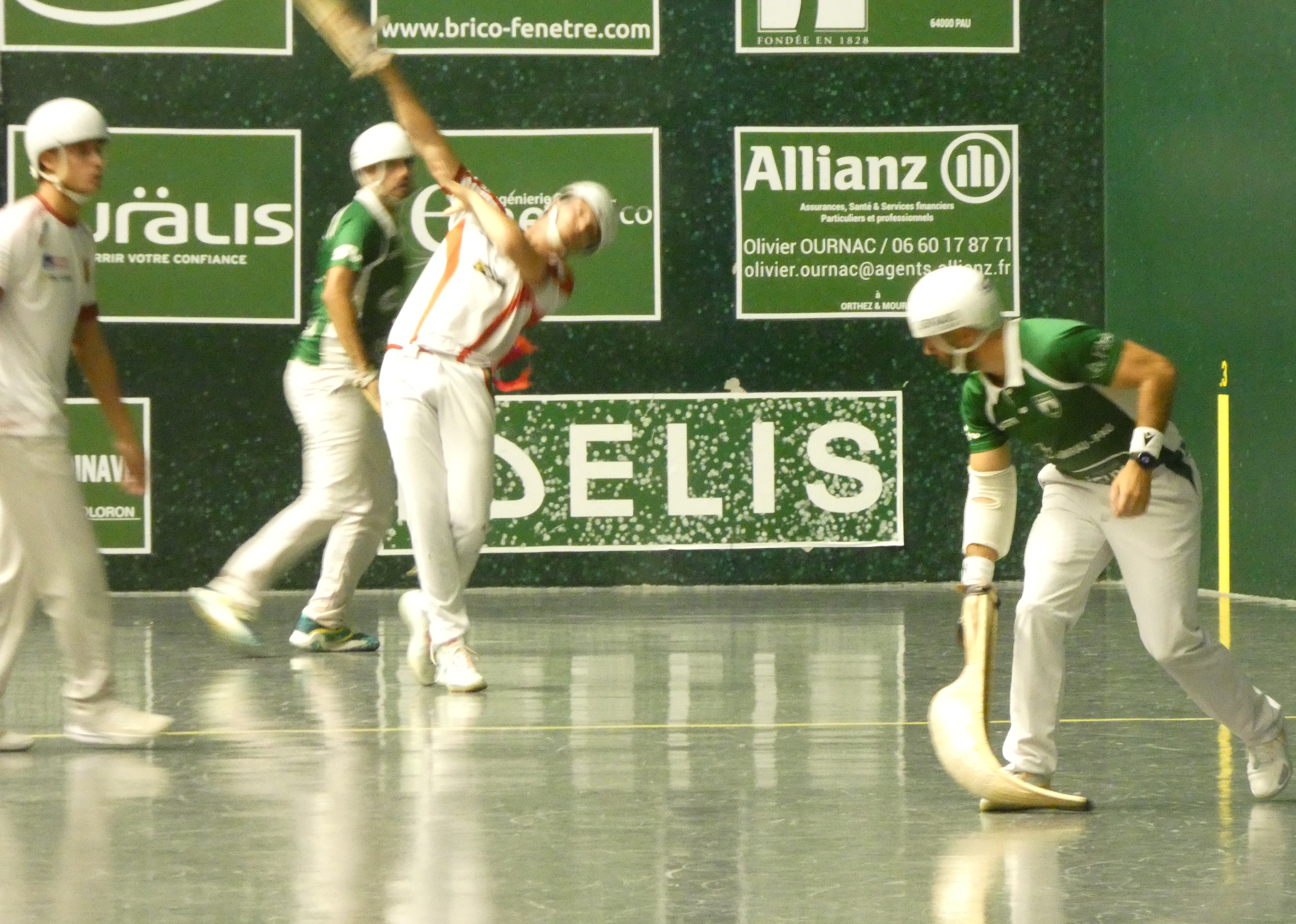 Oyhenard a frappé, Olharan va démarrer.