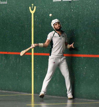 Le geste ample collé au mur 