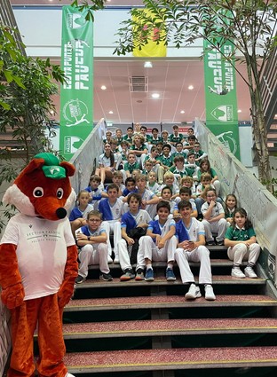 Bénavoles et écoles de pelote avant le défilé inaugural.