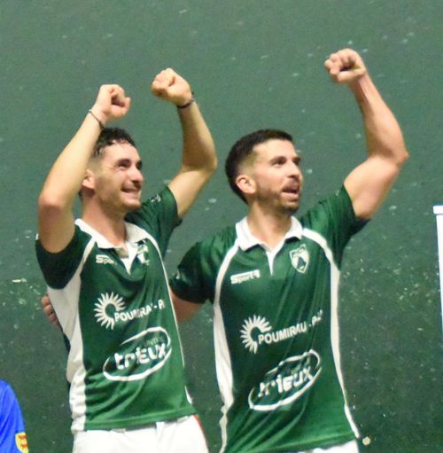 Le salut à leurs supporters