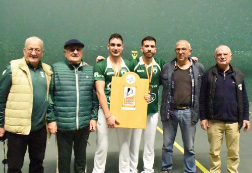 La Section pelote avec les champions(Photos Raymond Cazadebat)