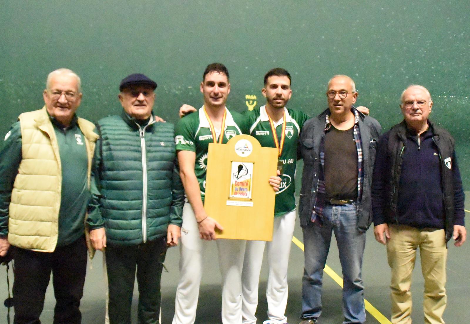 La Section pelote avec les champions(Photos Raymond Cazadebat) 