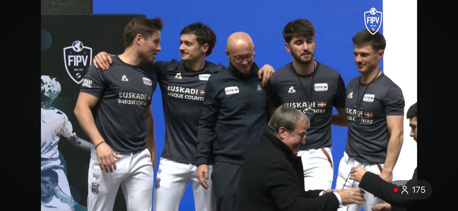 Brefel, Hourçou, Gavillet Hourmat avec leur coach sur le podium (photos Danny Erdocio -FIPV)