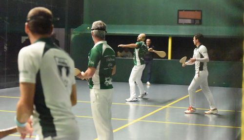 Mendive relance sous le regard des autres joueurs.