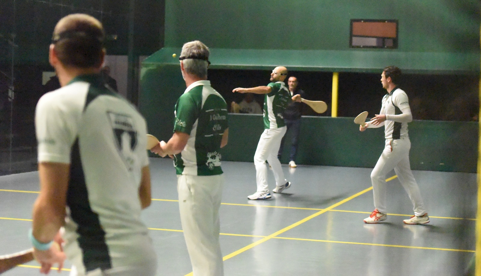 Mendive relance sous le regard des autres joueurs.