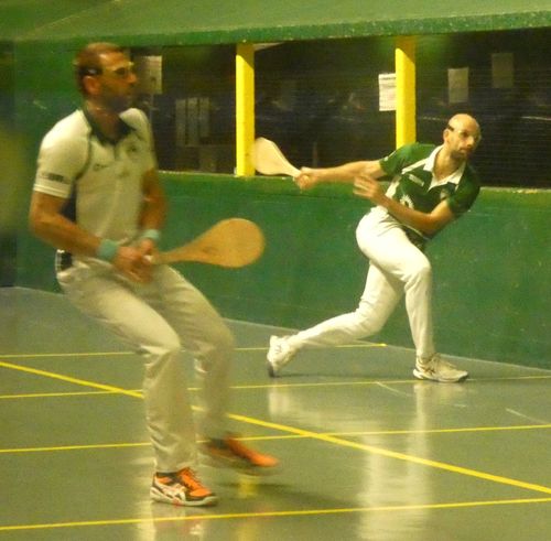 Mendive comme s'il faisait du patin sur glace...