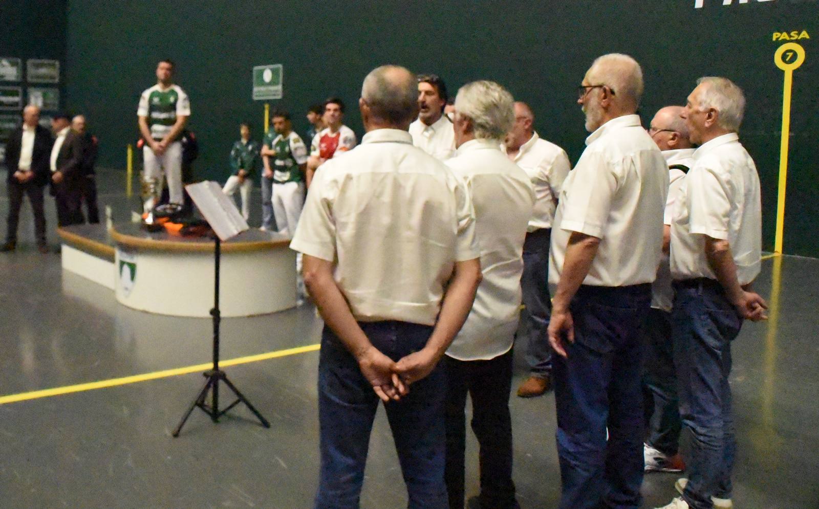 Le groupe Kostalde de Guethary chantant le "Agur Yaunak" pour David Minvielle ed