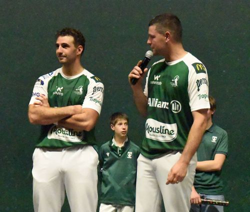 En compagnie de son pote de quinze ans , le merci au public.