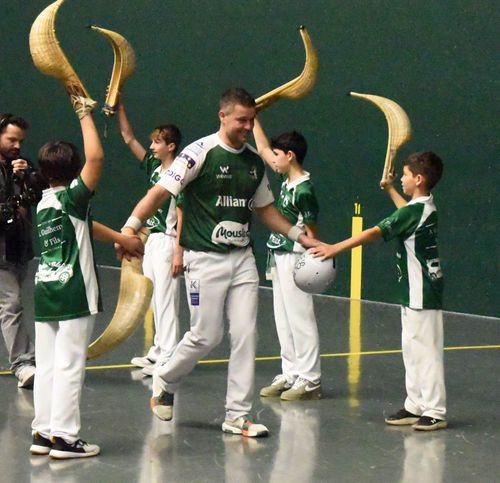 L'entrée du futur retraité avait été saluée comme celle du héros de la soirée