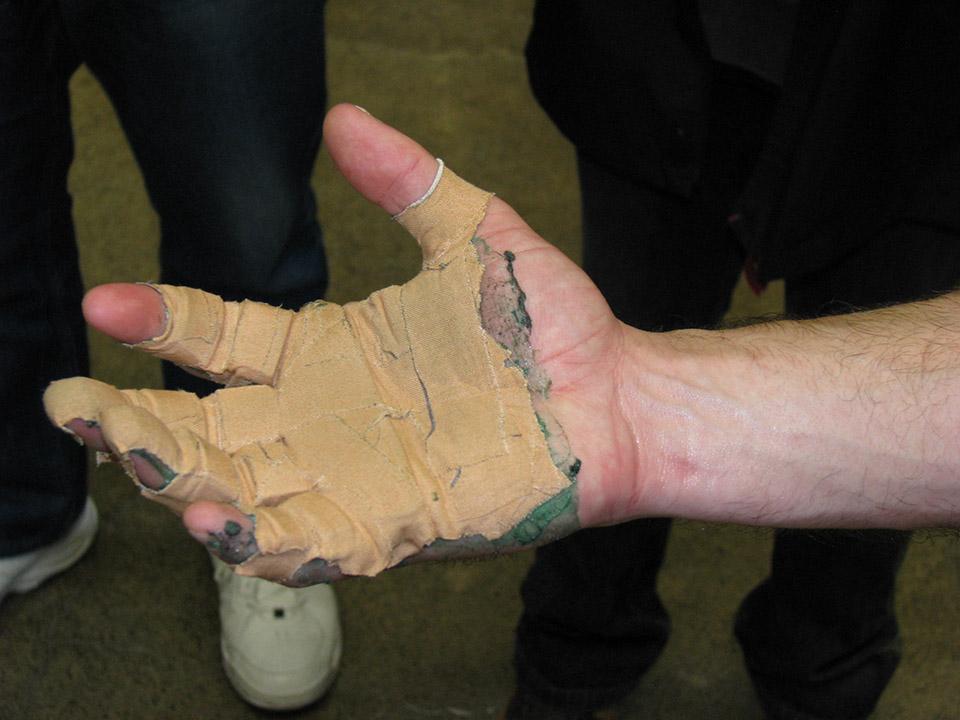 Laq main protégée devient un instrument