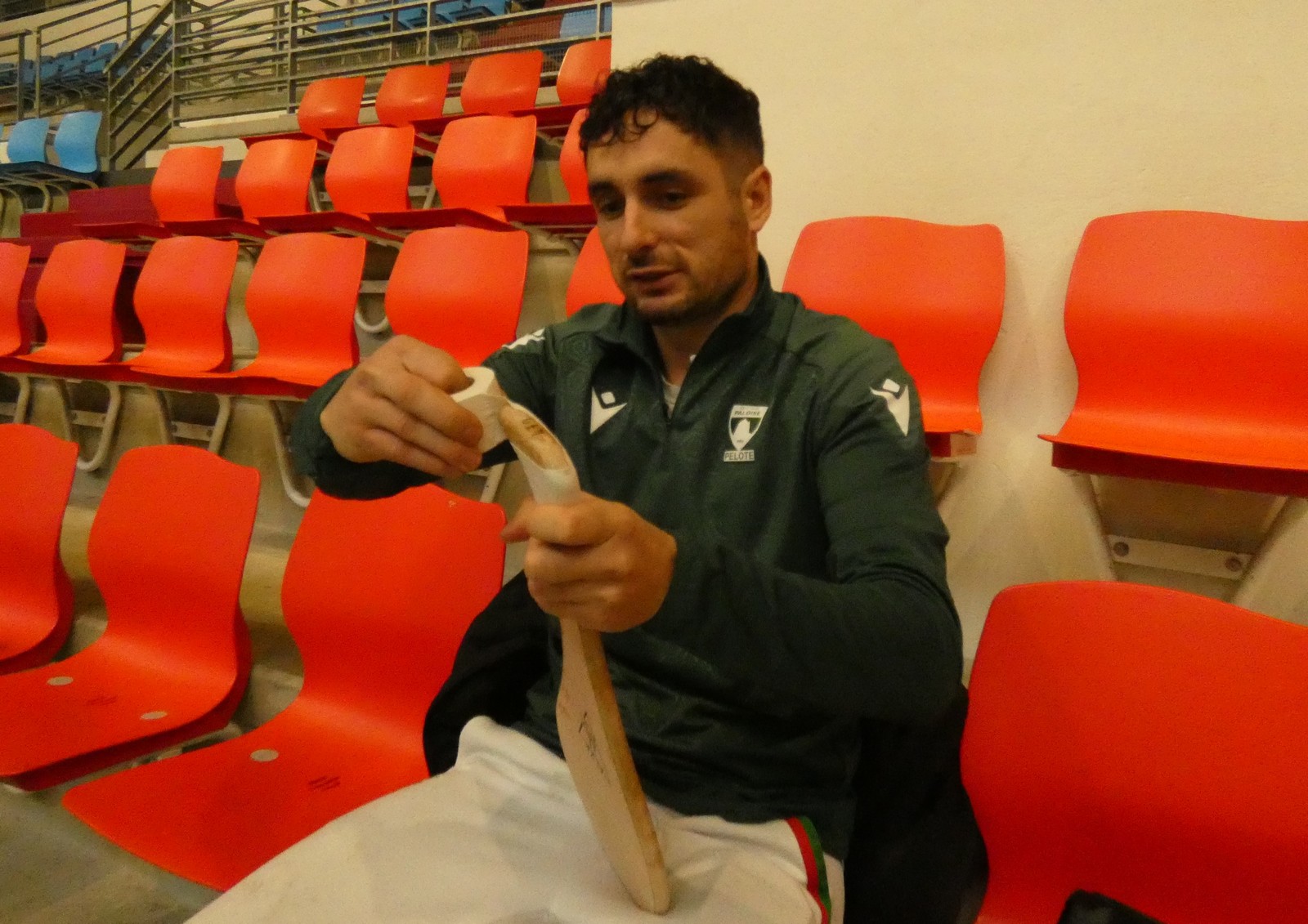 Méticuleux pour préparer sa pala avant l'entraînement (photos Raymond Casadebat)