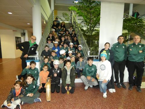 Les jeunes de l'école et leurs éducateurs.