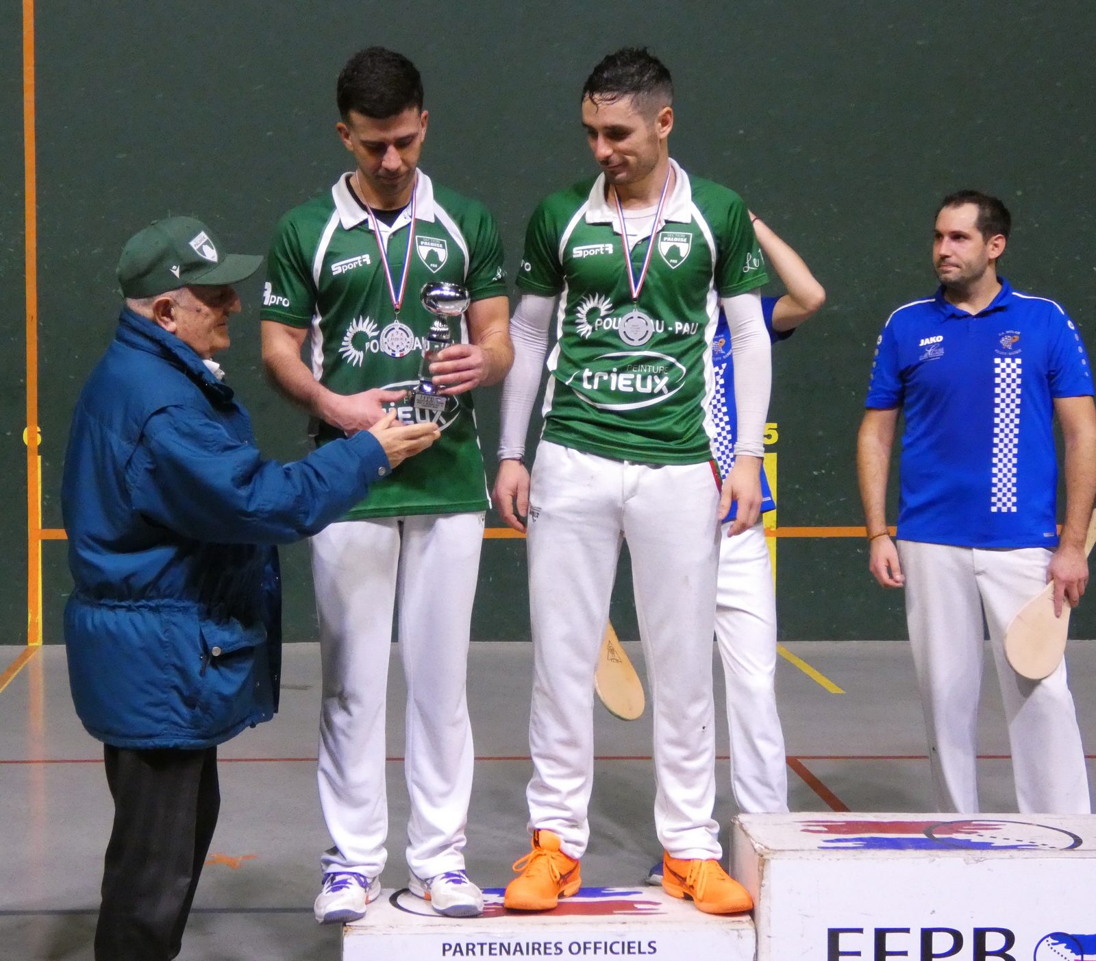 Gerard Pierrou remet la "petite" coupe à ses joueurs