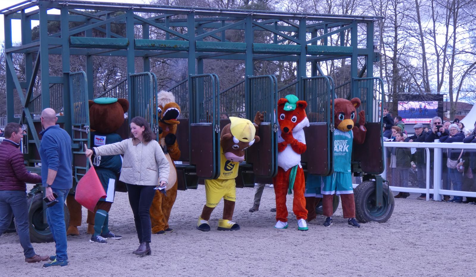 Les mascottes au départ comme les chevaux!!!
