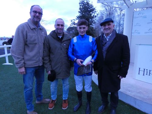 Gérard et Christophe Pierrou, J.P Caparrrus félicitant le jockey Clément Merville.Pierro