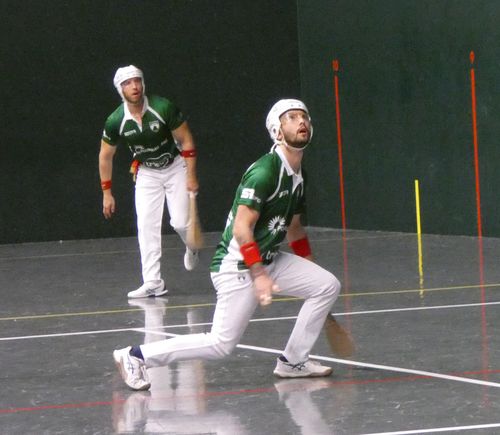 Non, Pau2 n'a pas mis genou à terre: