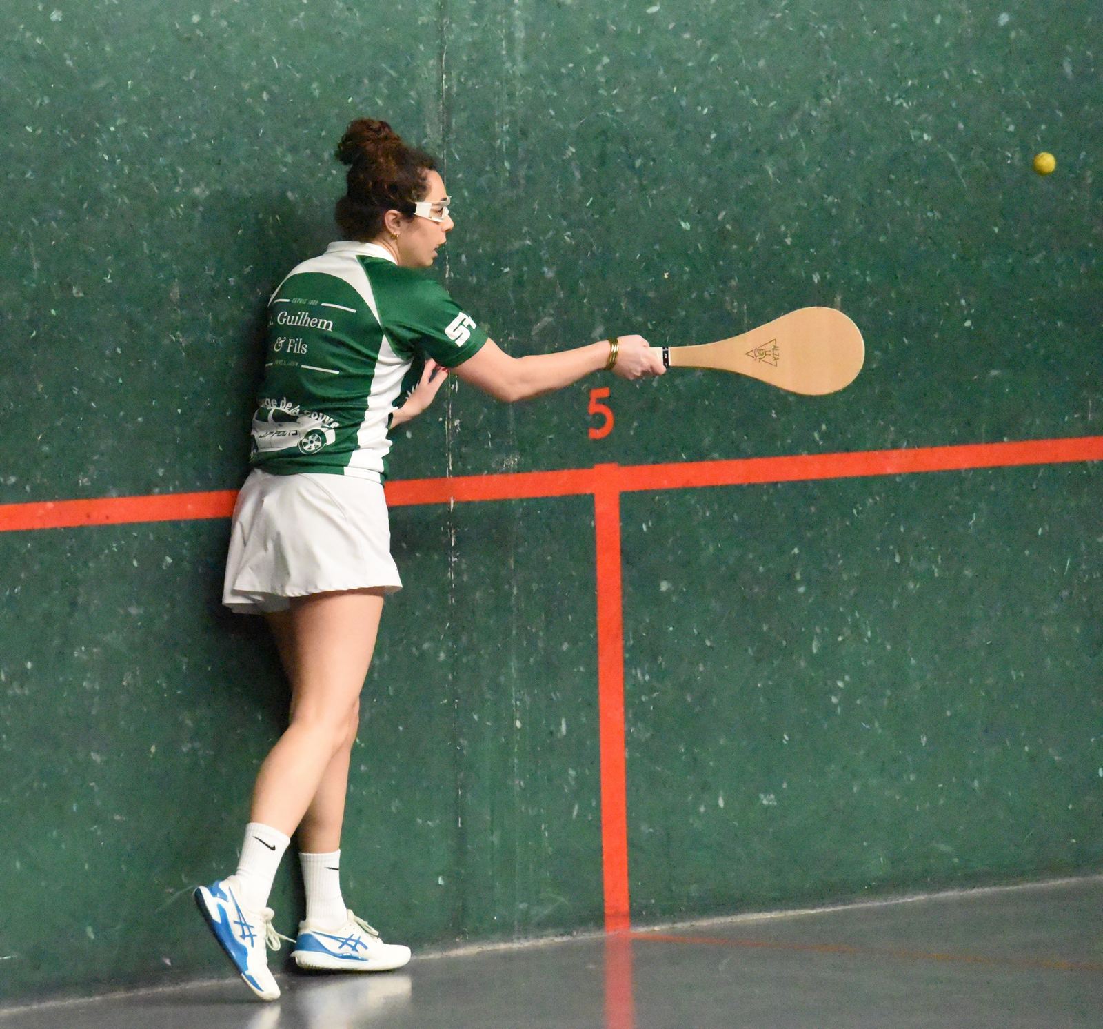 Camille Calvo-Ballarin en défesne au mur