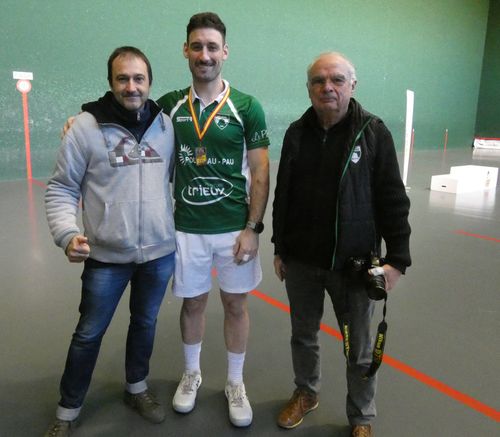 A. Claverie se console avec David Bijopu et Raymond Cazadebat.