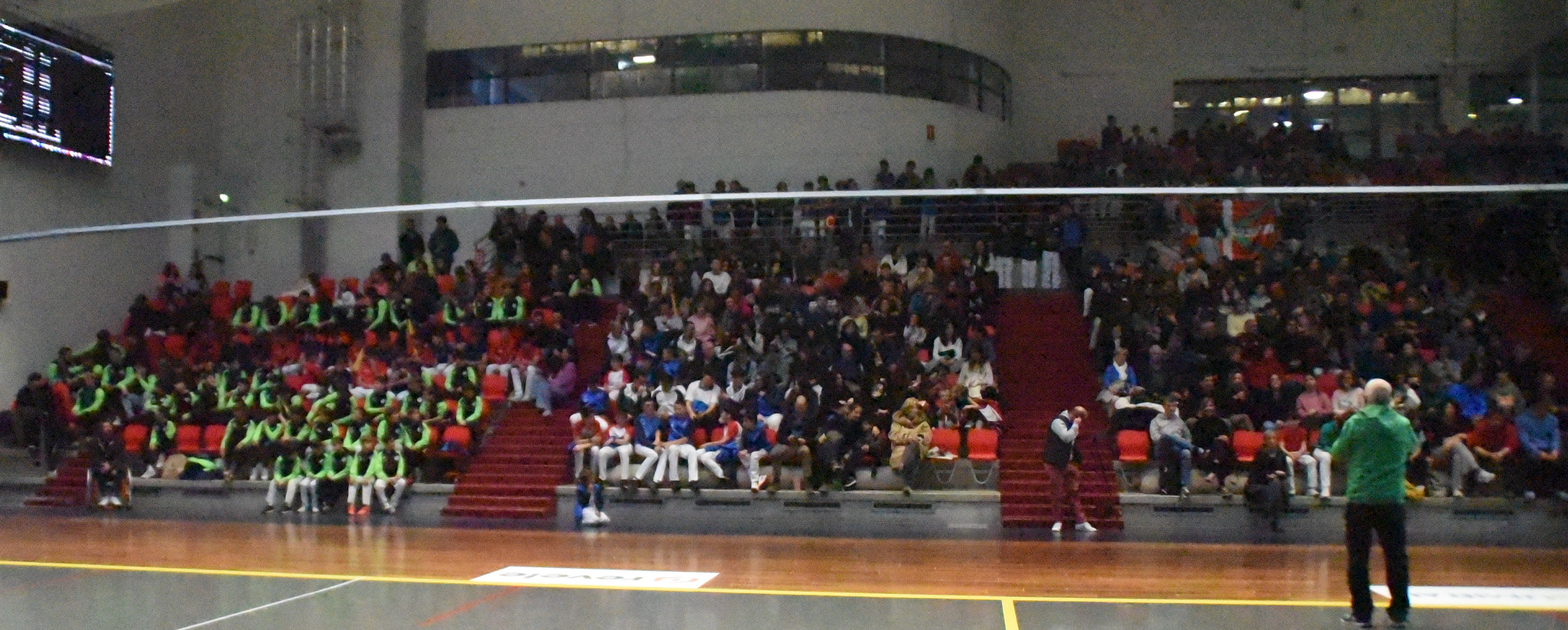 Des gradins bien remplis pour la cérémonie d'ouverture.