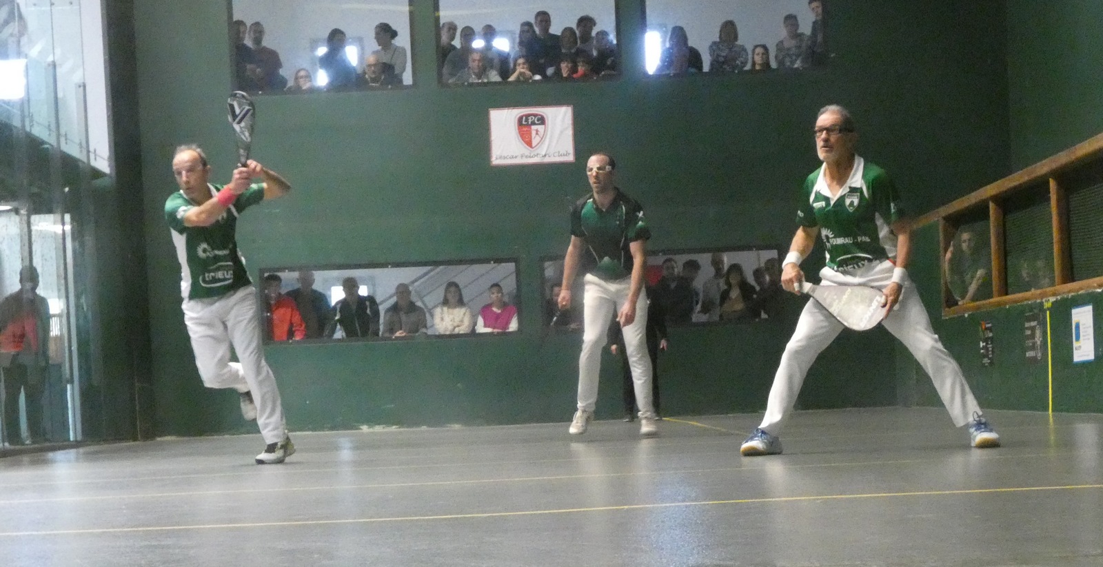 Vue génrale du trinquet bien garni.