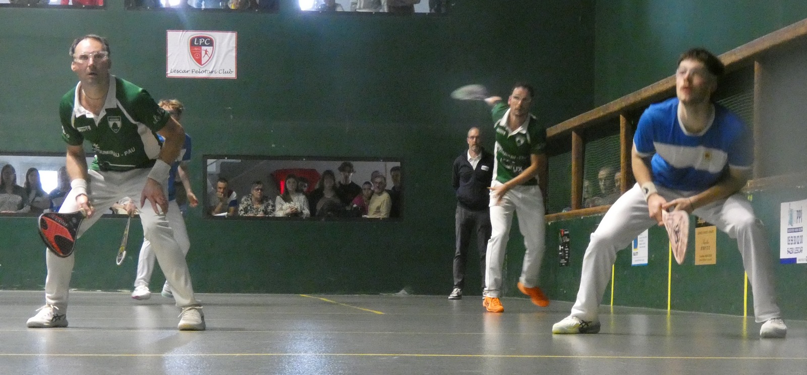 Deux avants sur leurs gardes.