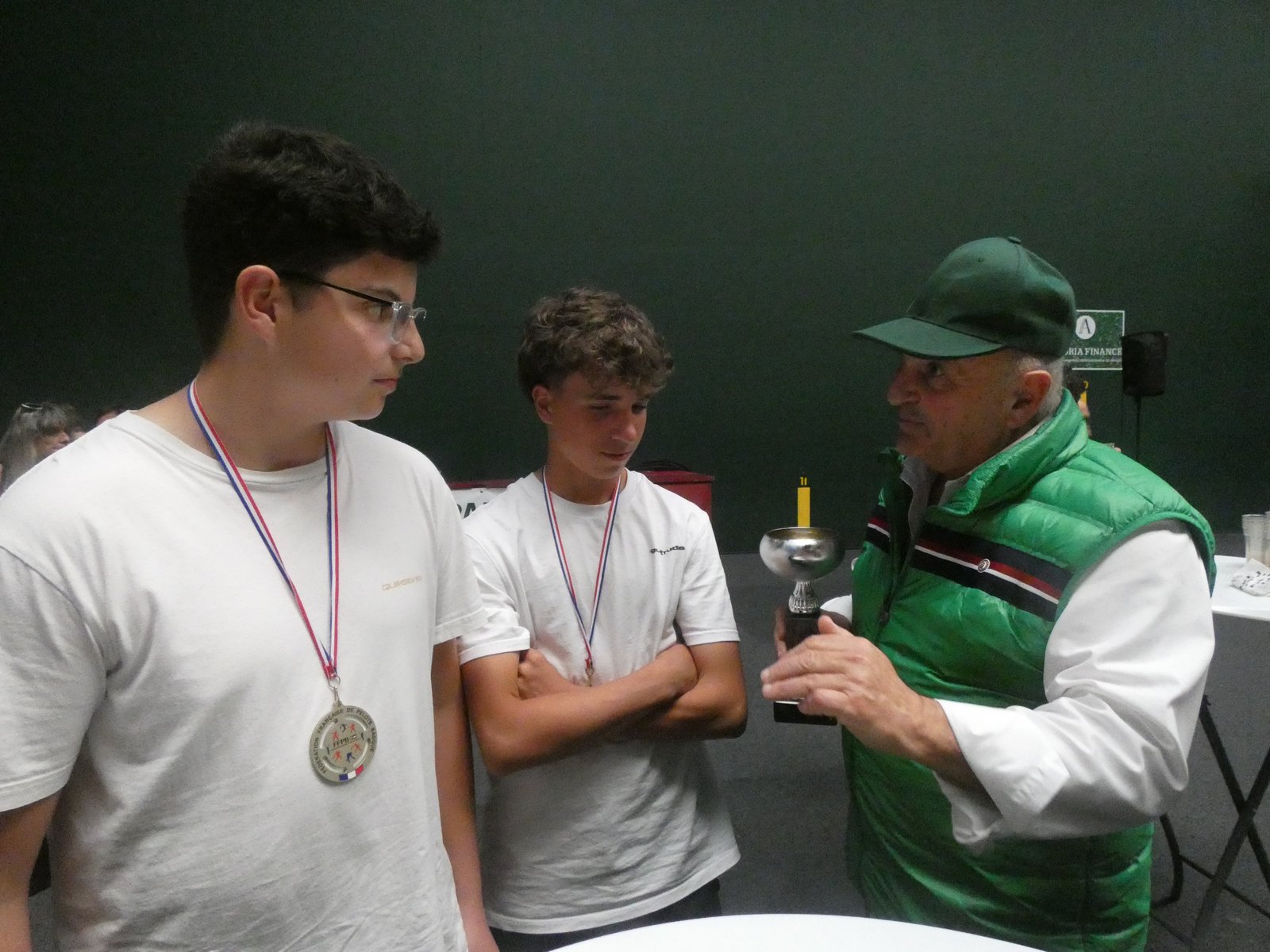 Gérard Pierrou félicite ses jeunes champions.