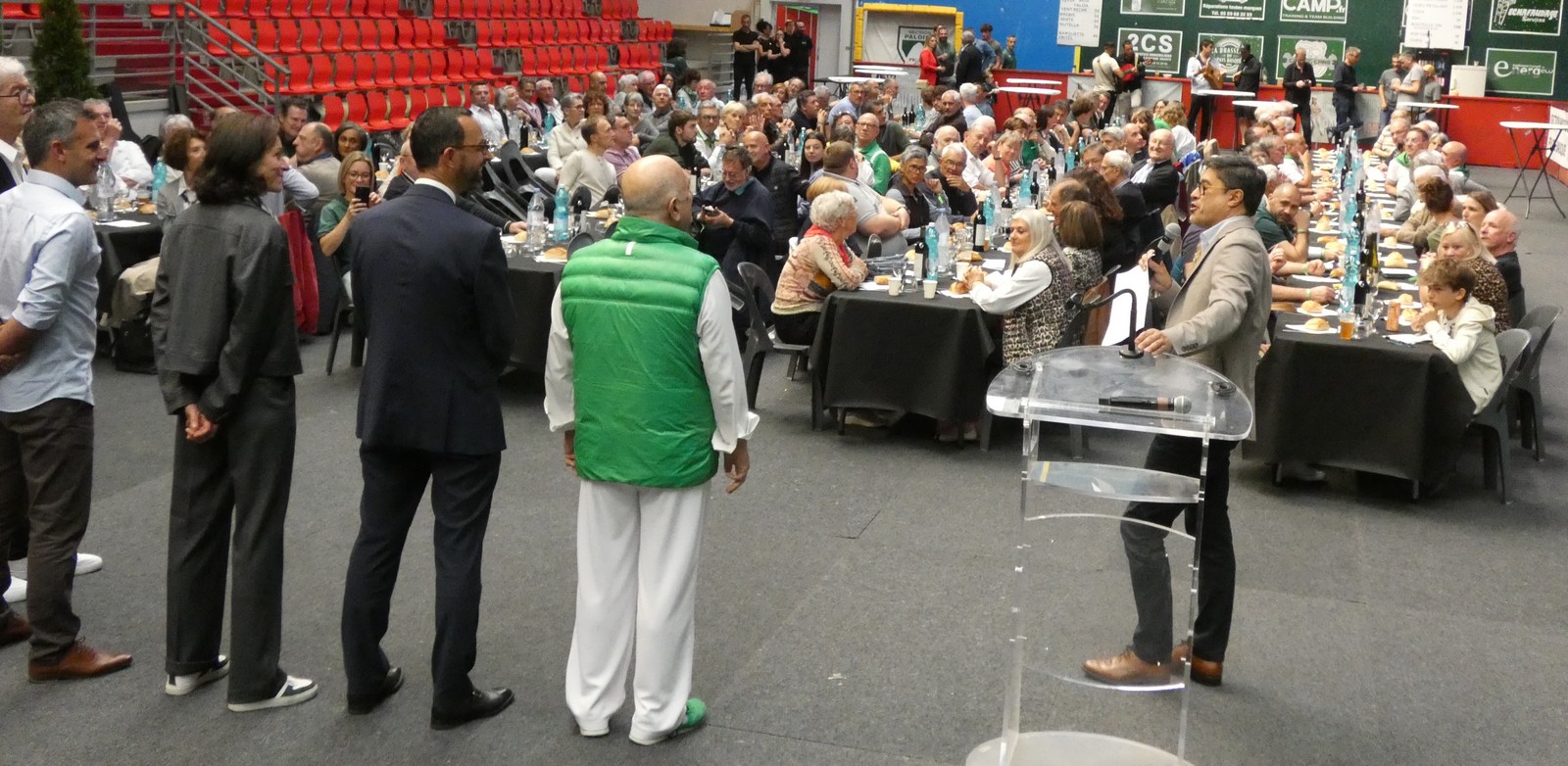 Eric Dournesen chef d'orchestre pour la partie officielle.