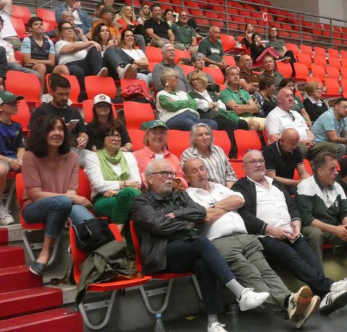 ...Ou public en tribune le "kif" lors d' Aviron-Section