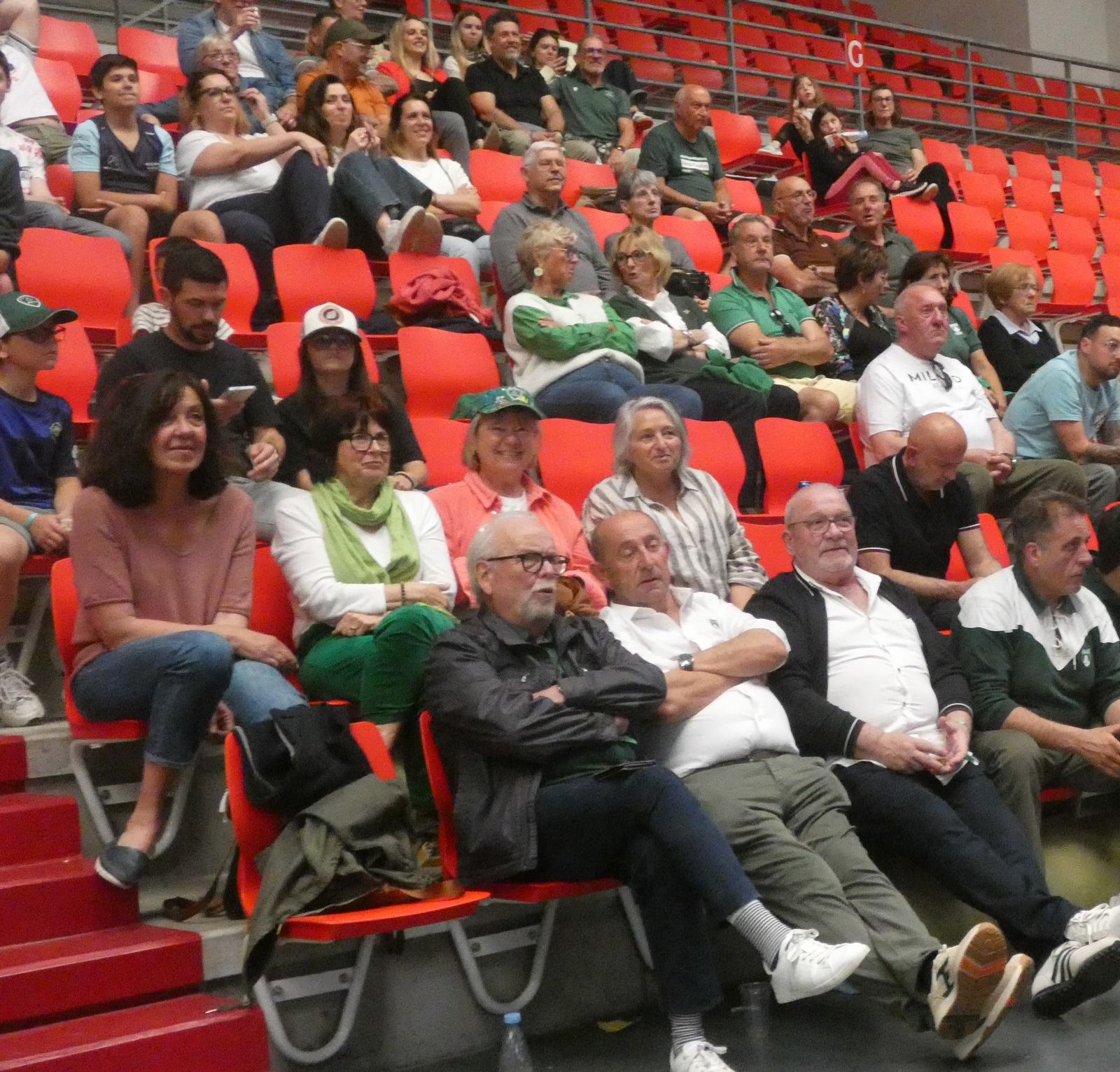 ...Ou public en tribune le "kif" lors d' Aviron-Section