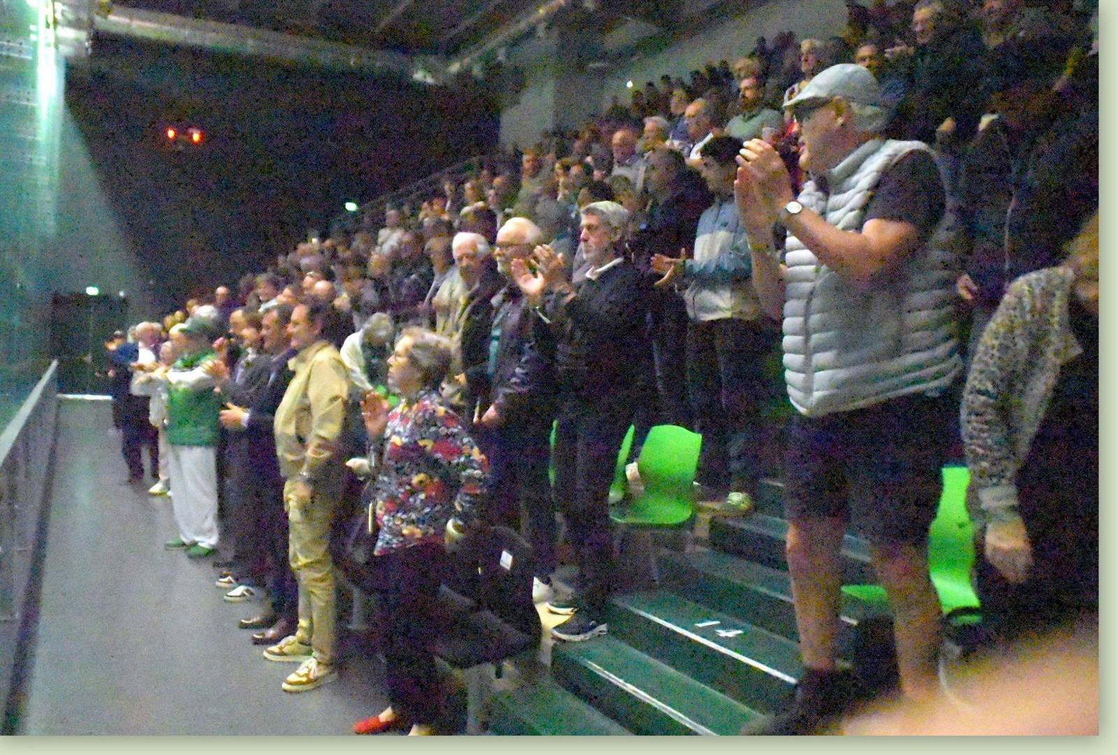 C'est debout que le trinquet  a salué les manistes.