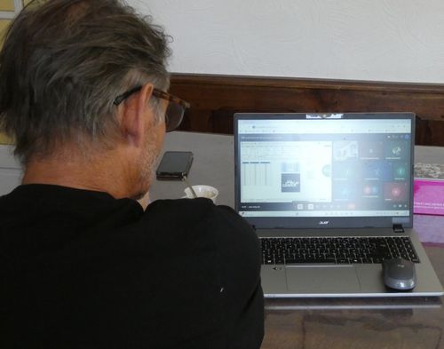 Jean Marc Olharan suivant la "visio conférence"