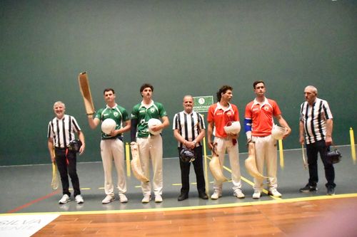 Joueurs et juges se présentent