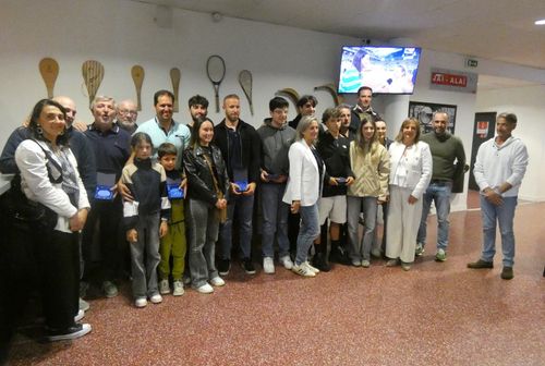Les champions et leurs proches pour la photo de famille.