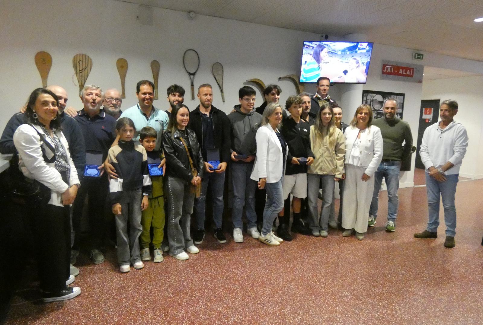 Les champions et leurs proches pour la photo de famille.