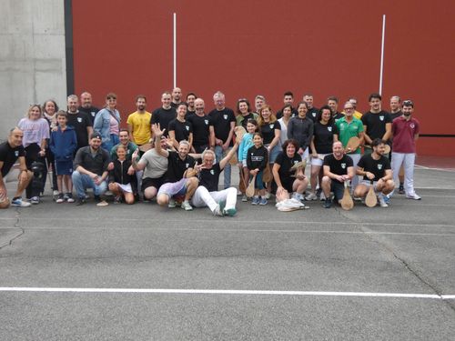 Les loisirs et leur suite devant le fronton