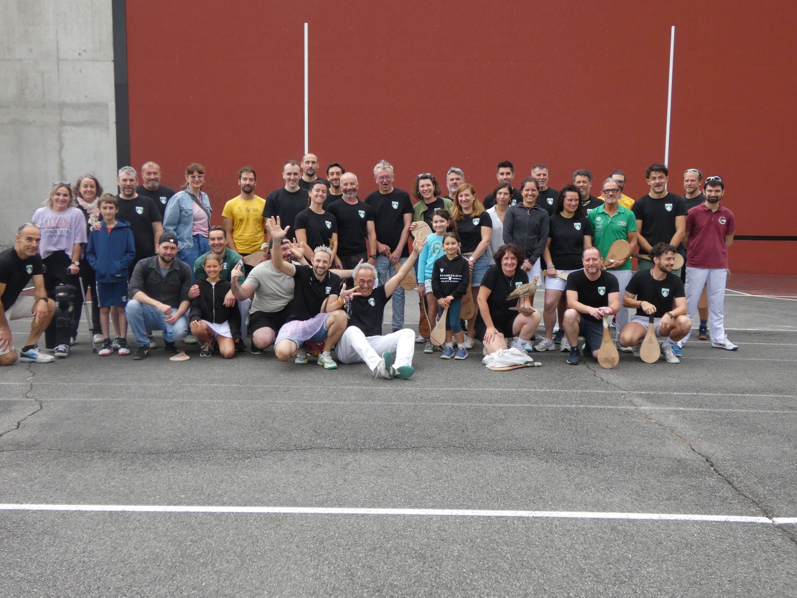 Les loisirs et leur suite devant le fronton