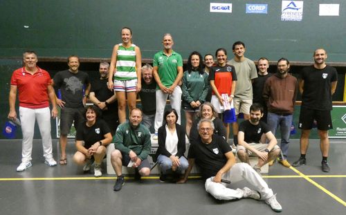 Vainqueurs et finalistes pour la photo de famille.dL