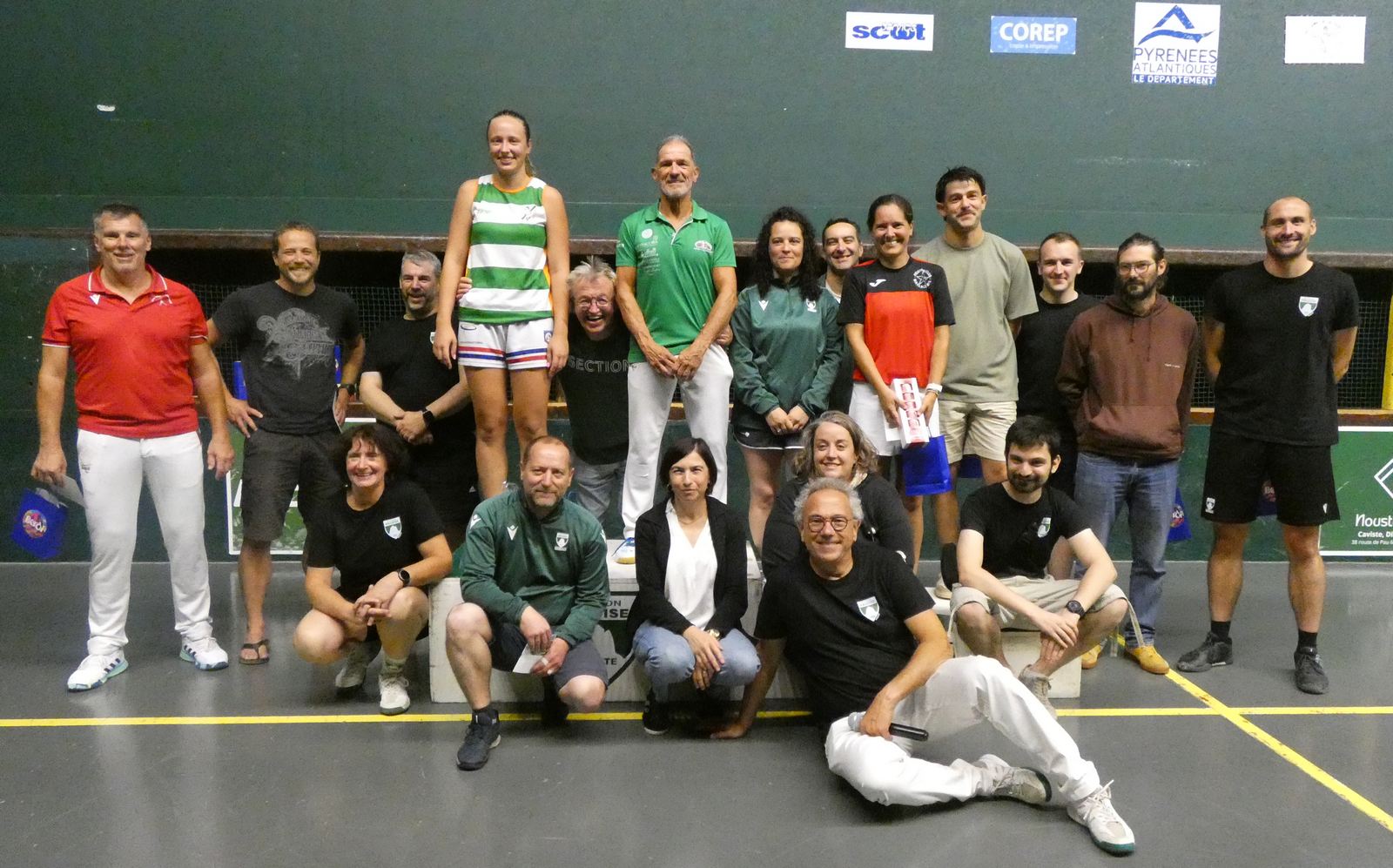 Vainqueurs et finalistes pour la photo de famille.dL