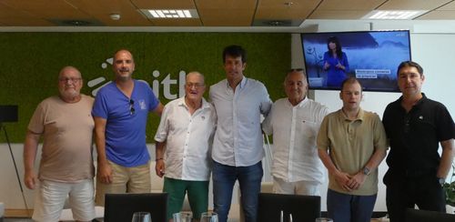 En compagnie du directeur des sports et de Goïkoxea.iïe