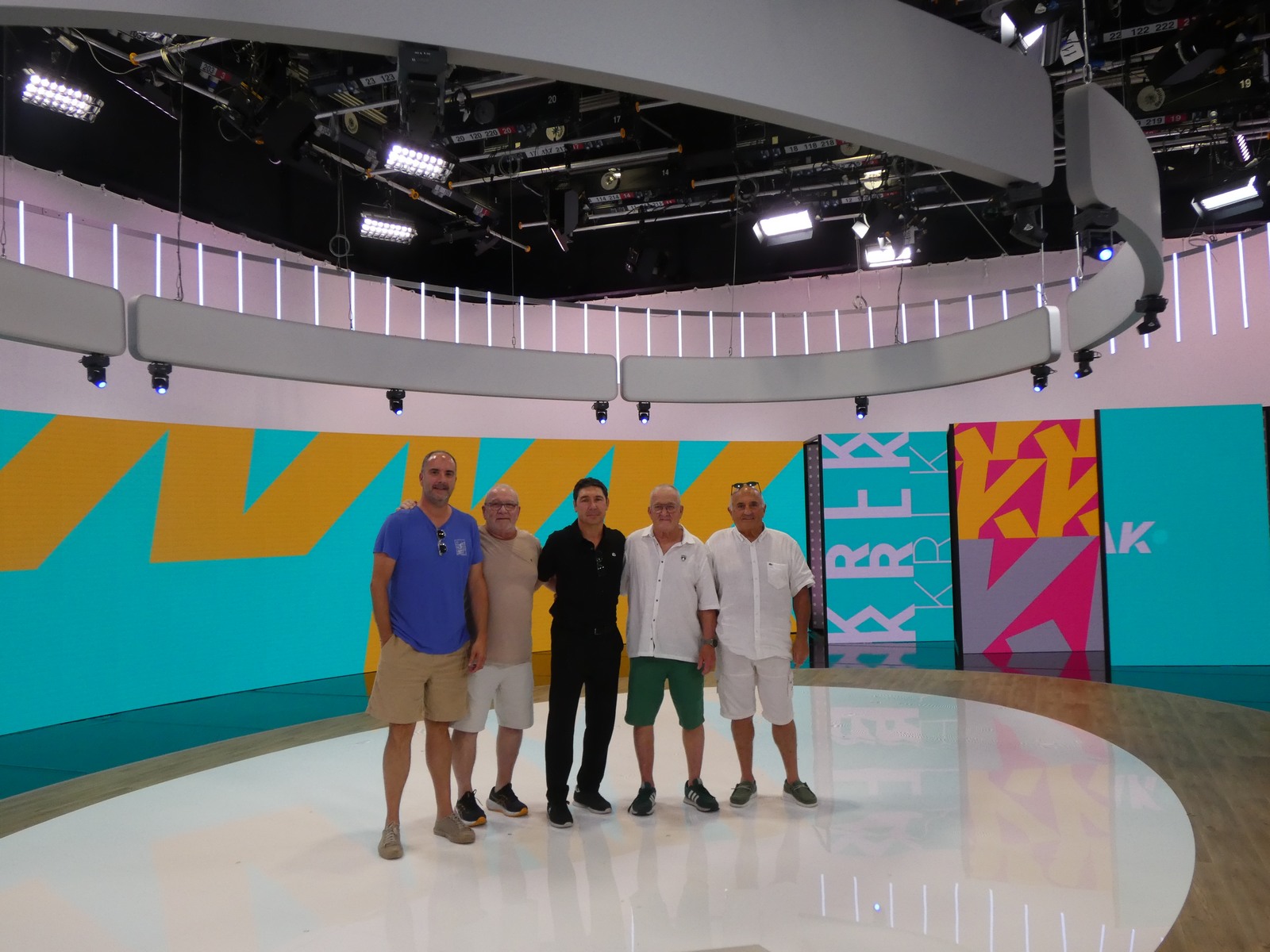 Une dernière photo sur le plateau des directs sportifs.