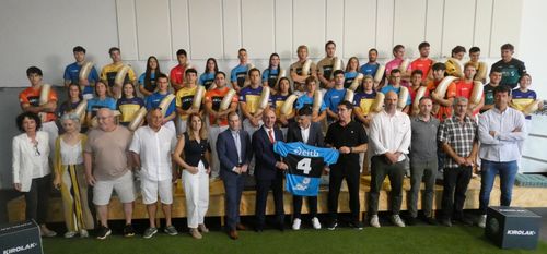 La photo de tous les participants à la signature de l'accord.