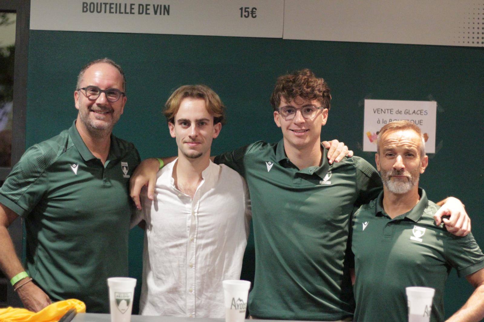 Avec son équipe de la buvette