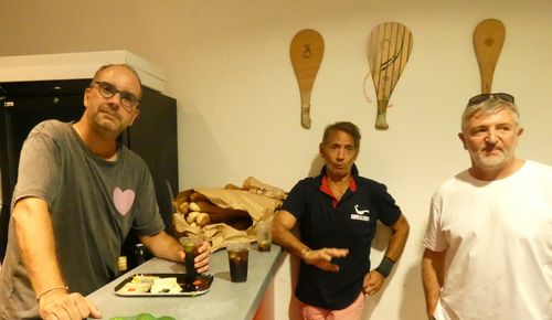 La soirée s'achève autour d'un casse croûte pour refaire la partie avec J.M. Olharan et D. Lagourgue.