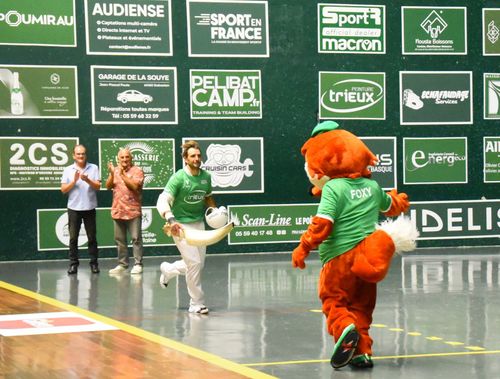 L'entrée de Jezan Olharan sur la cancha a fait monter les décibels