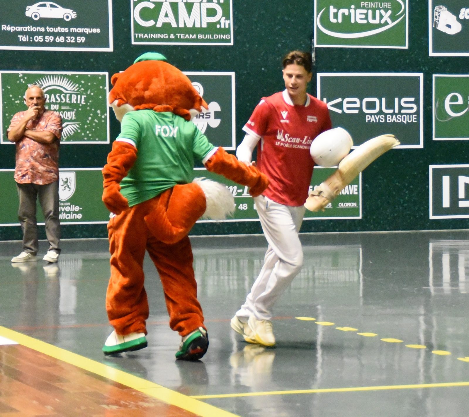 Accompagnant les joueurs sur la cancha.