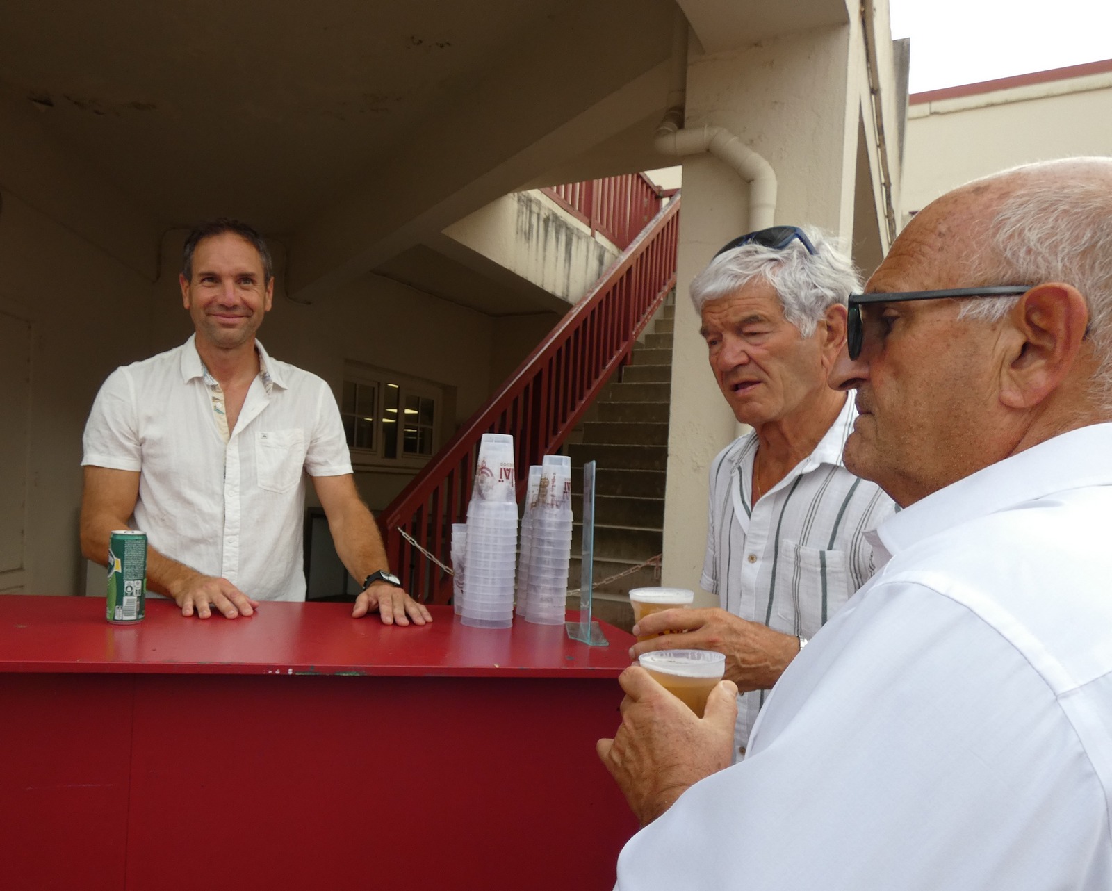 Christophe Olha, champion de France le vendredi,  à la buvette le lendemain