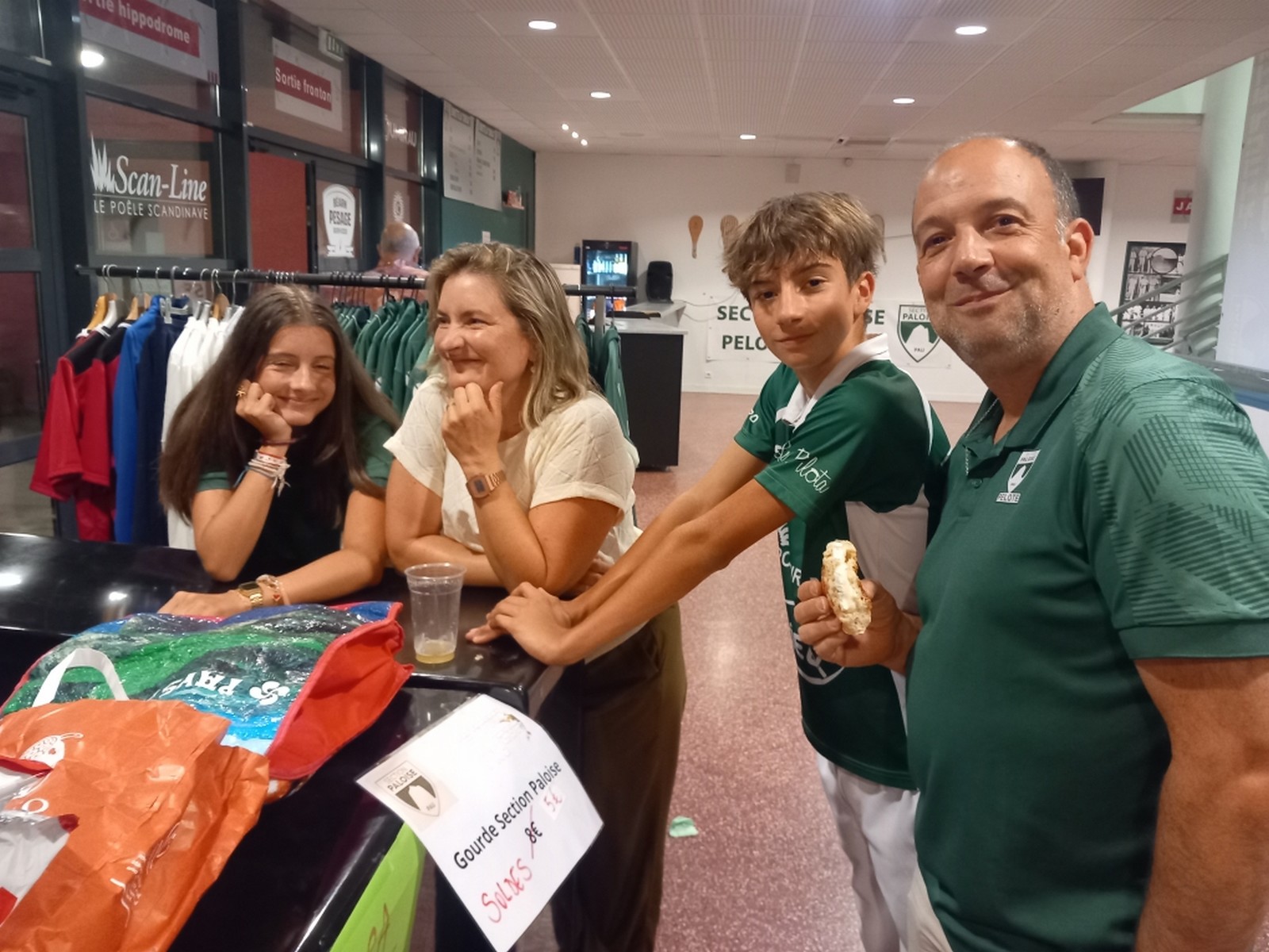 Amaia, Eneko, Caro, Christophe la pelote en famille.